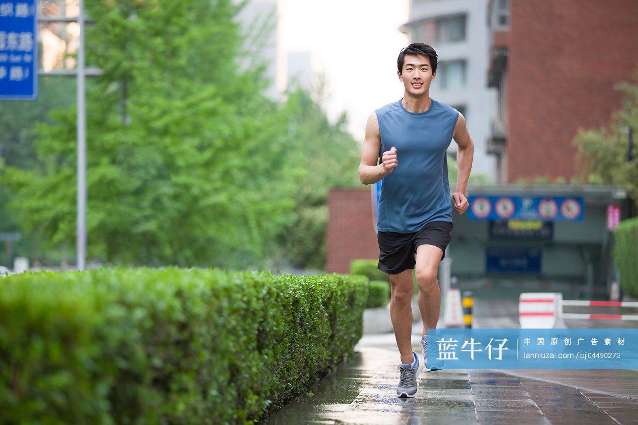 年轻男子在户外跑步健身