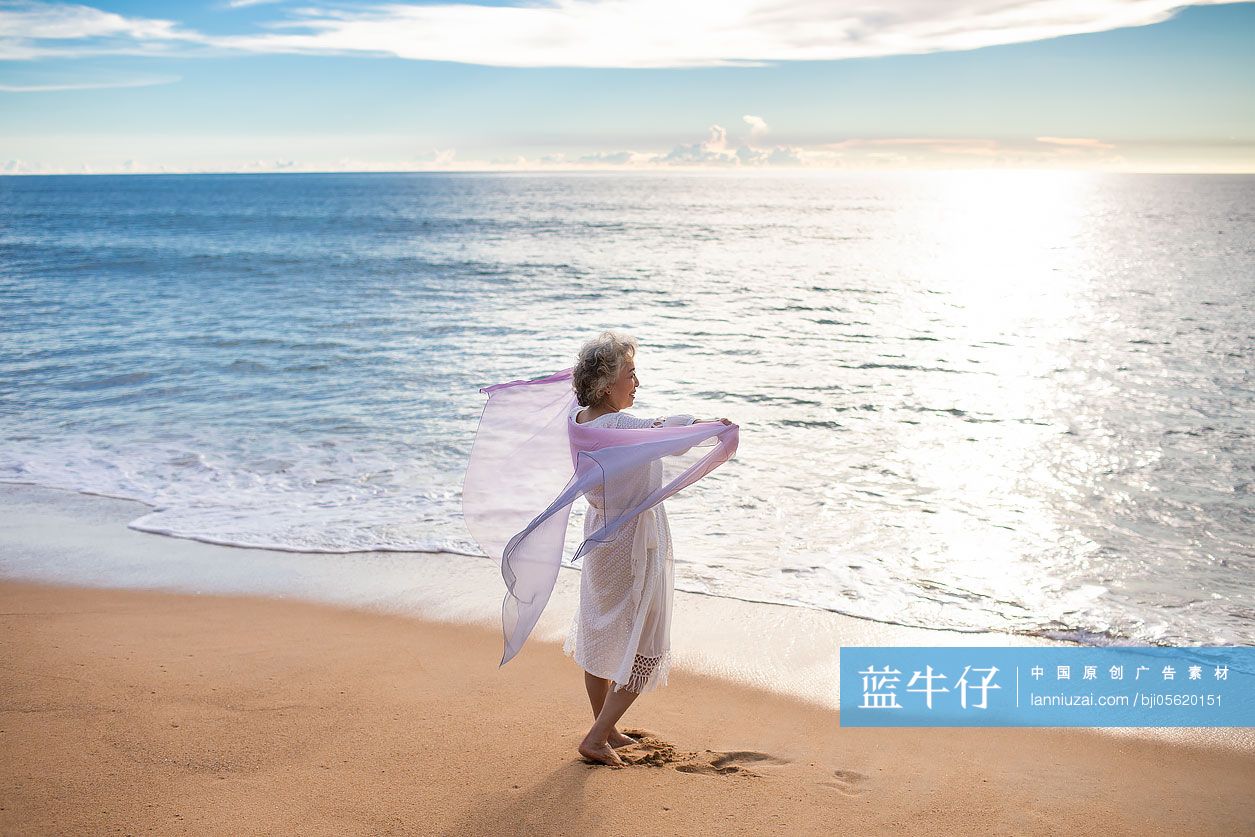 海边快乐的老年女性