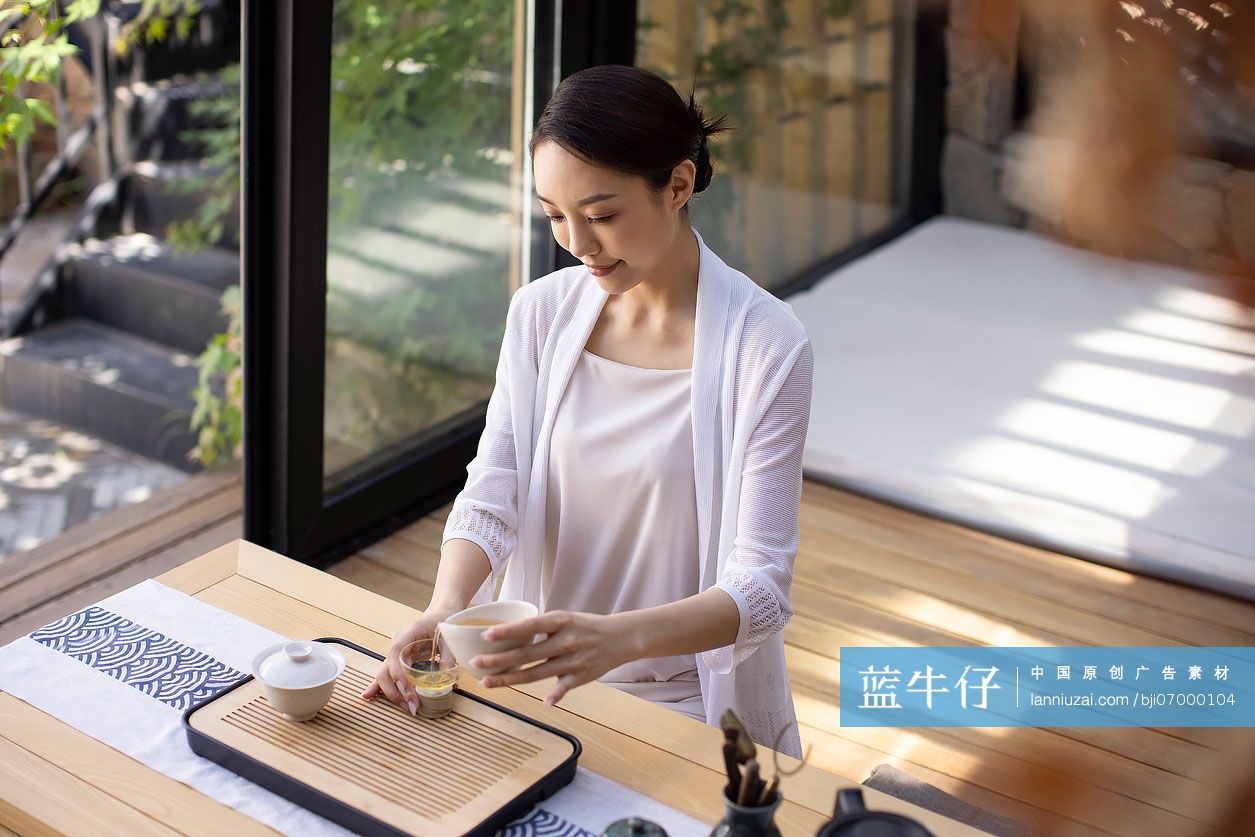 年轻女子在茶室里品茶