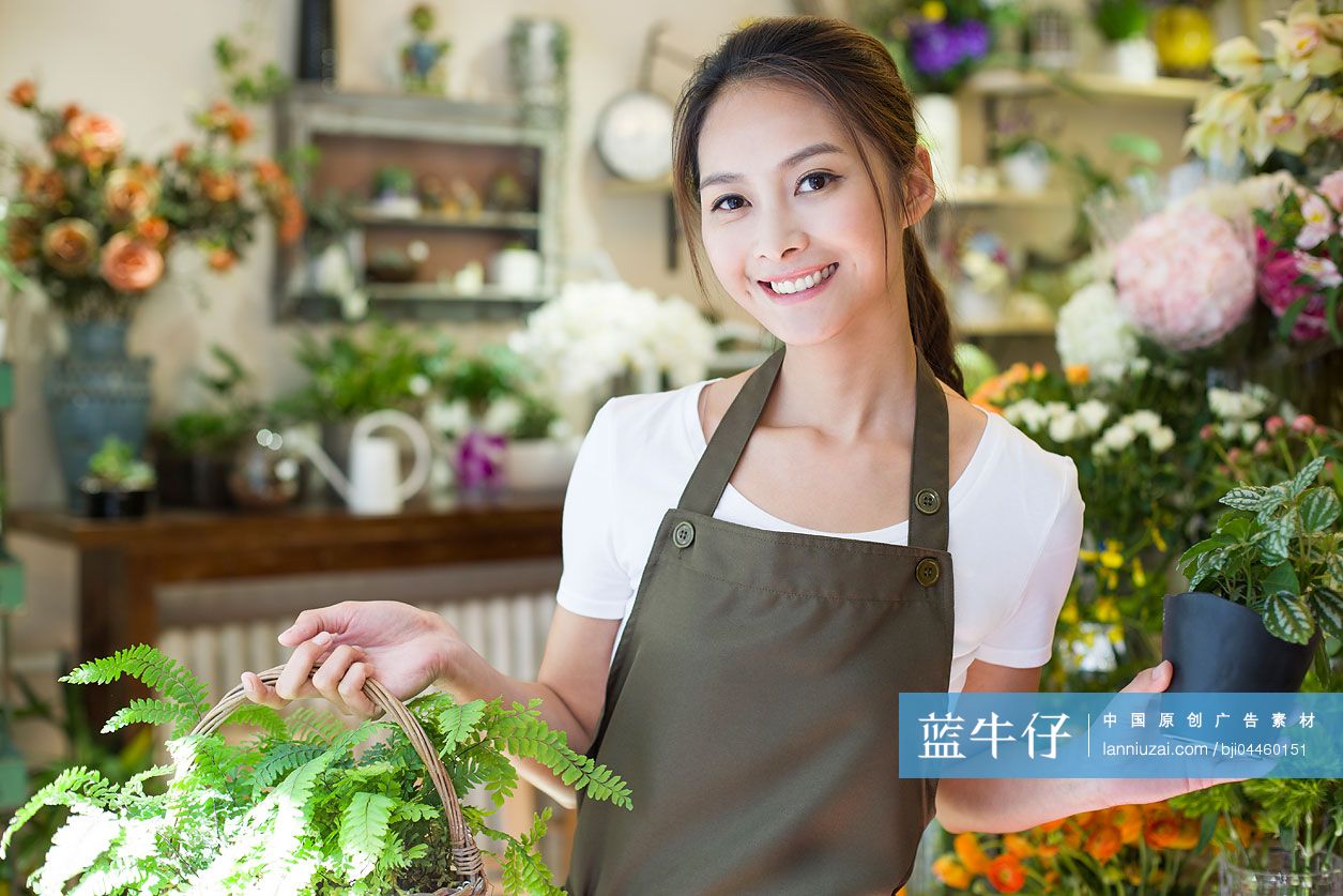 花店老板在店里工作