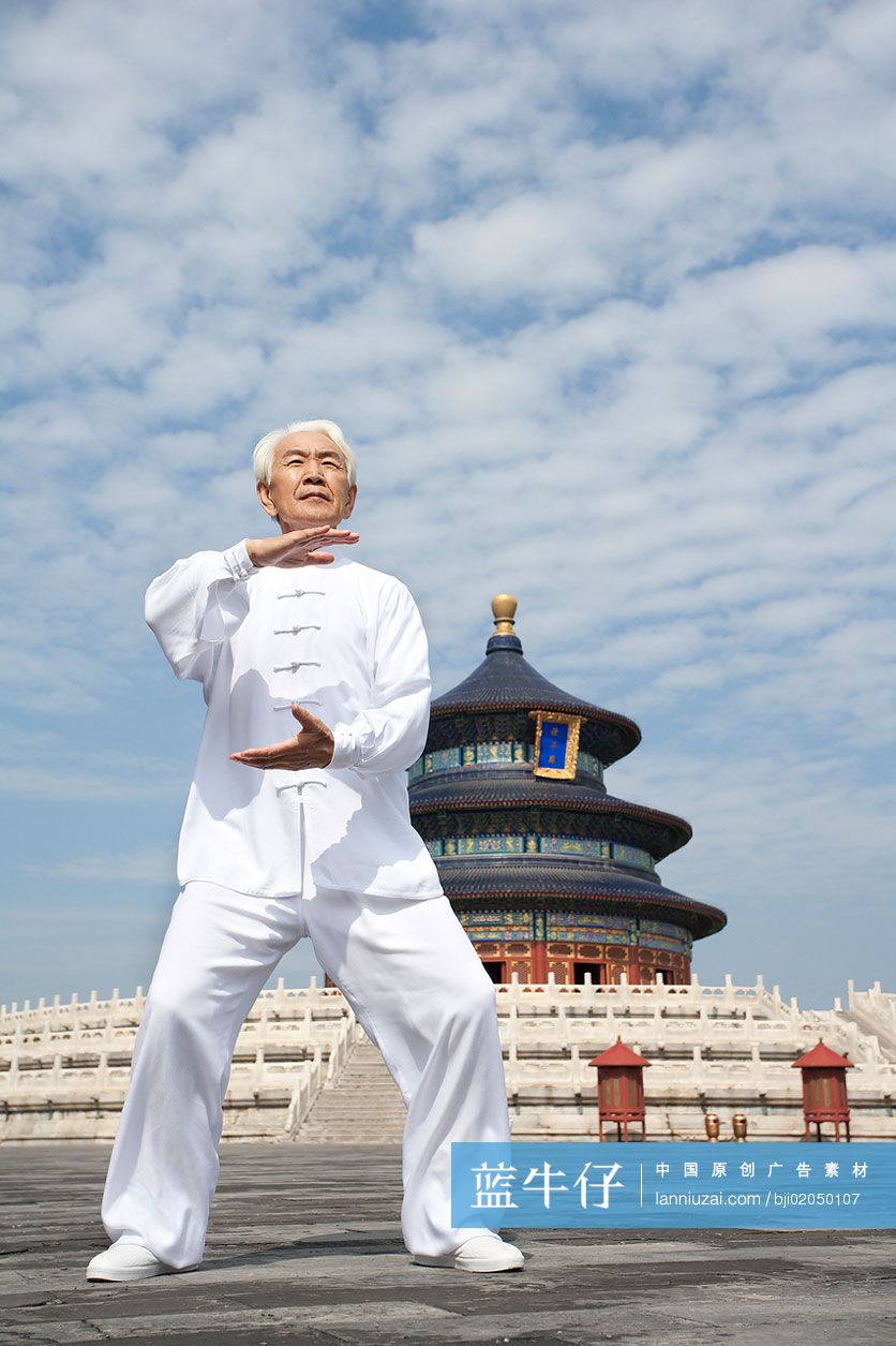 老年男子在天坛打太极-蓝牛仔影像-中国原创广告影像素材