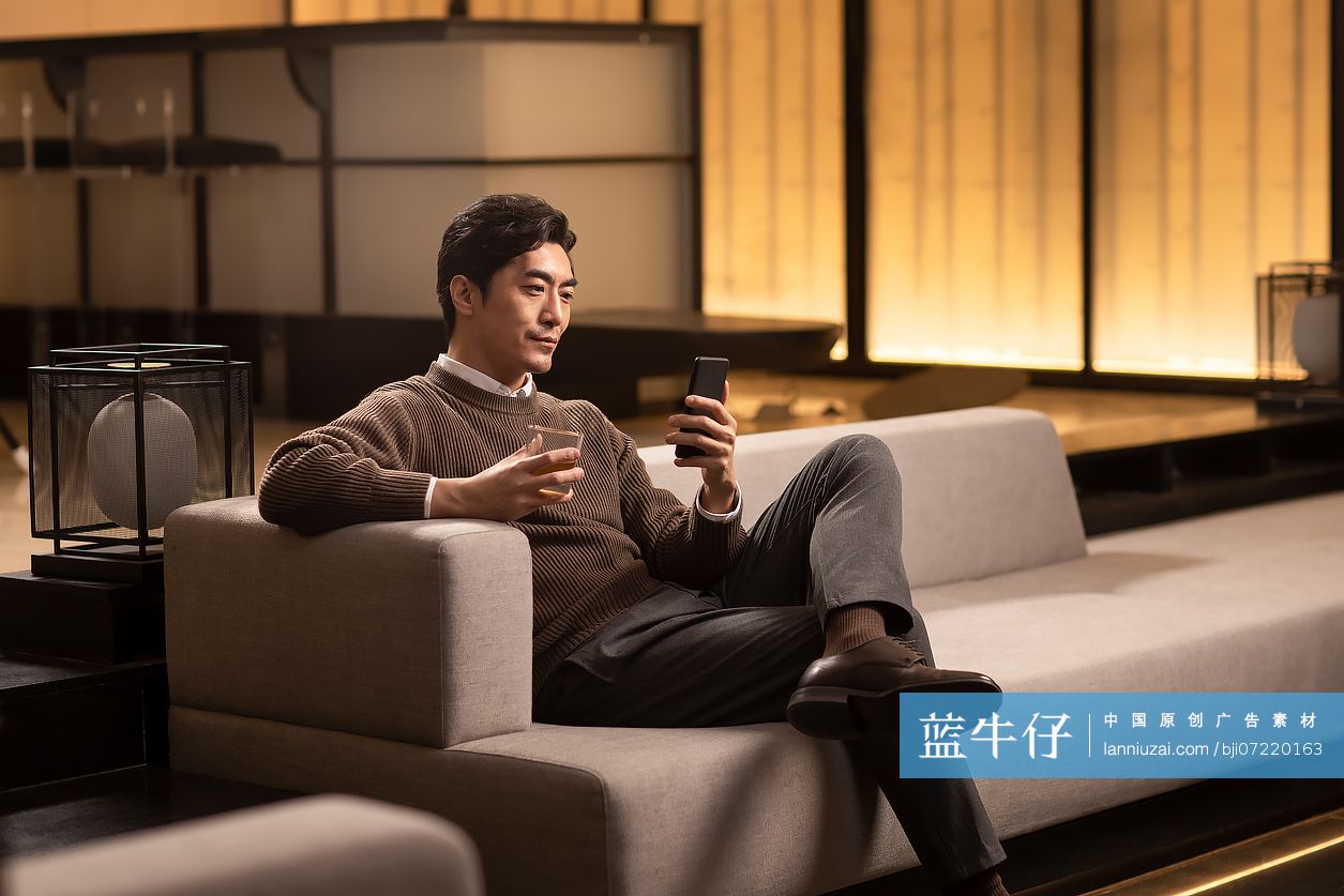 成熟男士喝威士忌