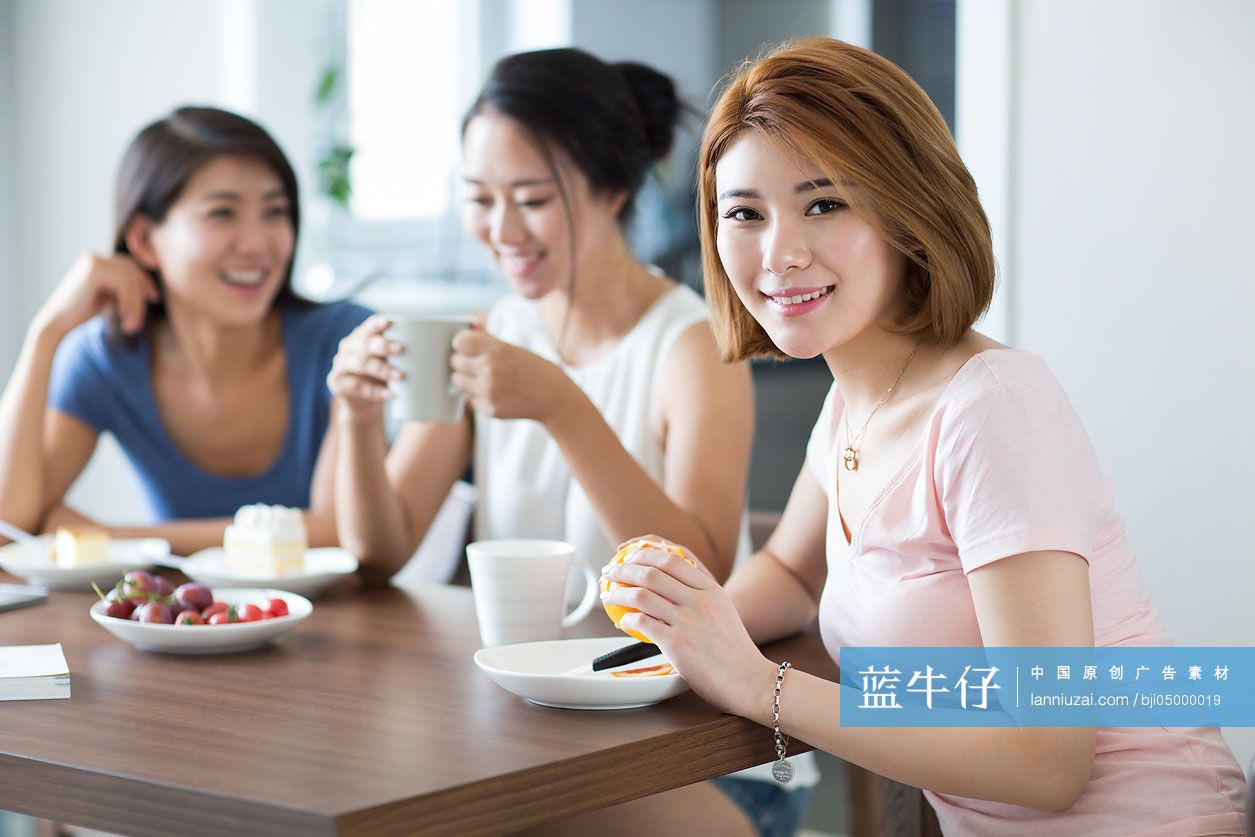 年轻闺蜜在家喝下午茶