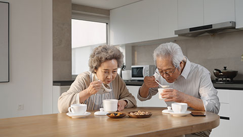 Happy senior Chinese couple having breakfast,4K