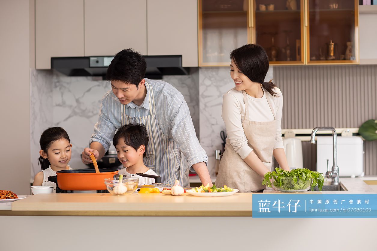 一家四口在厨房做饭