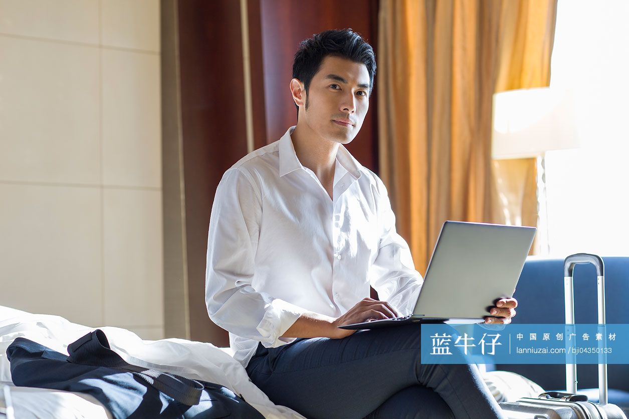 商务男士在宾馆使用笔记本电脑-蓝牛仔影像-中国原创广告影像素材