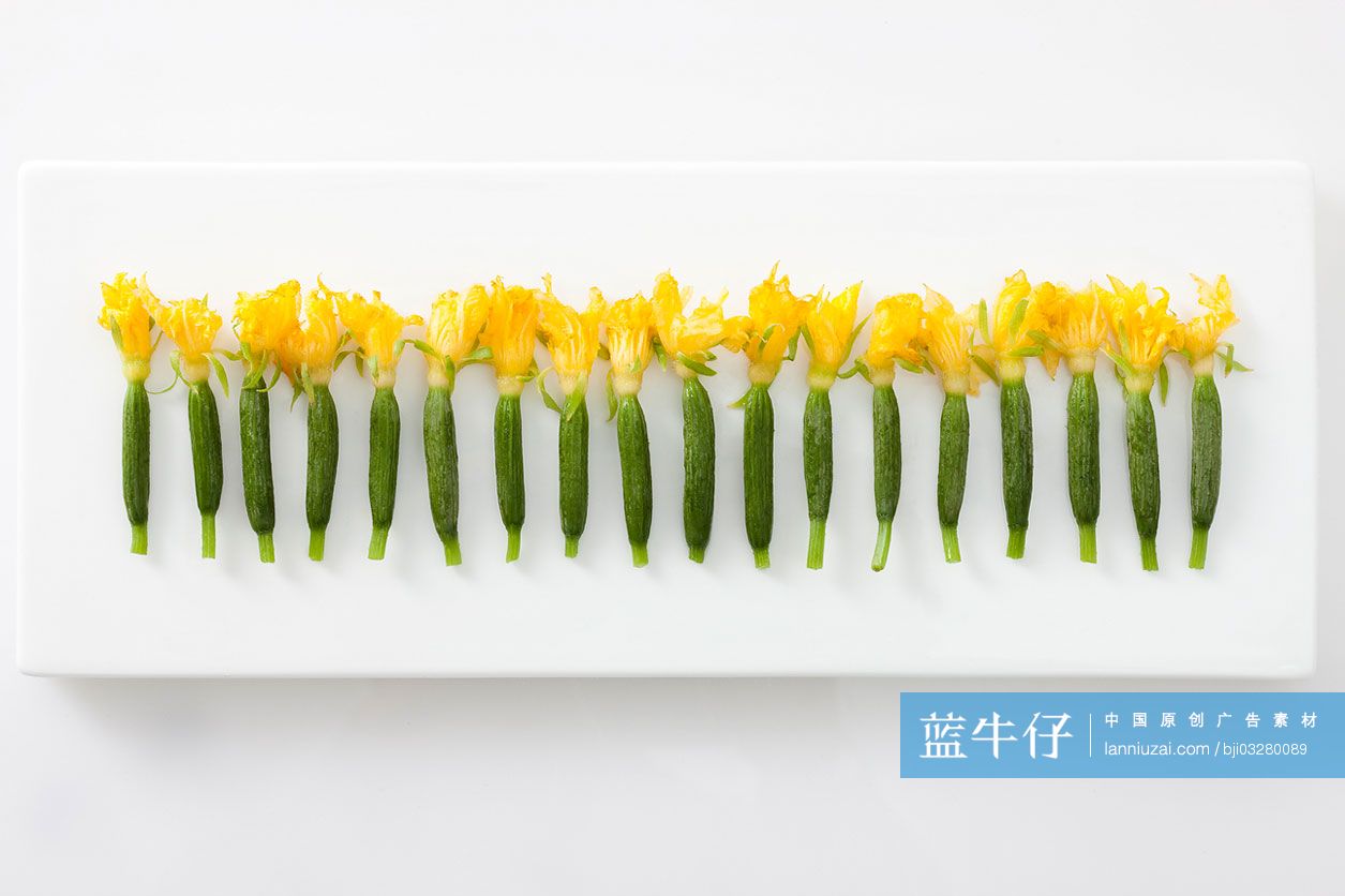 新鲜小黄瓜排成一列
