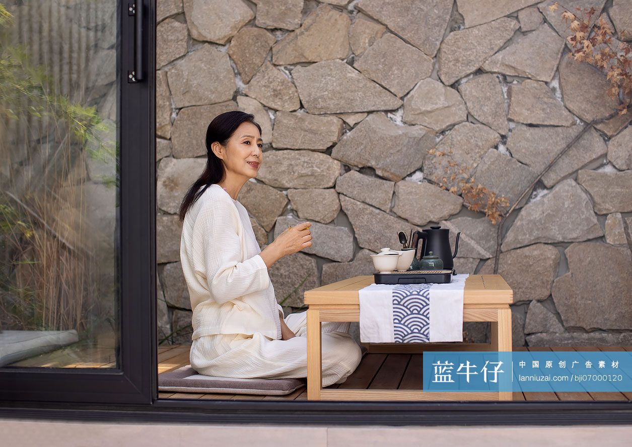 老年女子在茶室里品茶-蓝牛仔影像-中国原创广告影像素材