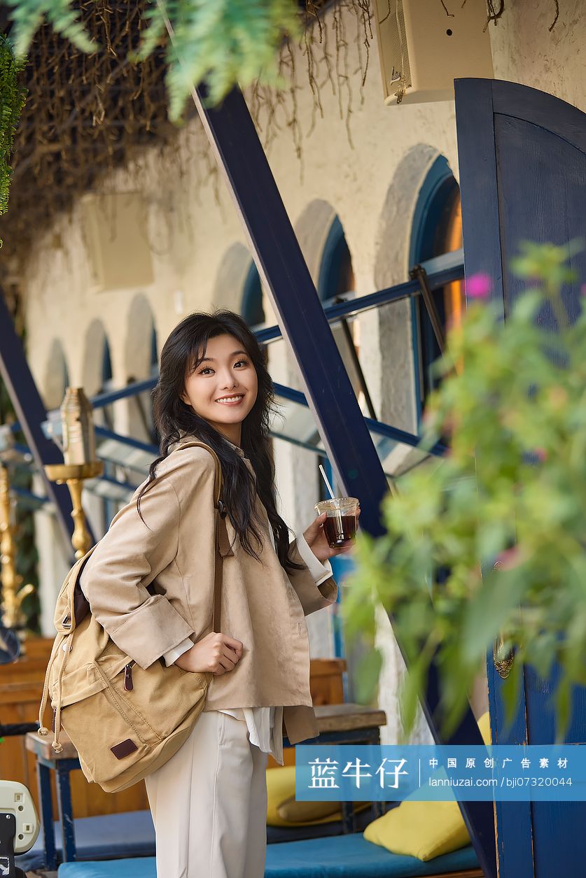 快乐的年轻女性在北京旅游