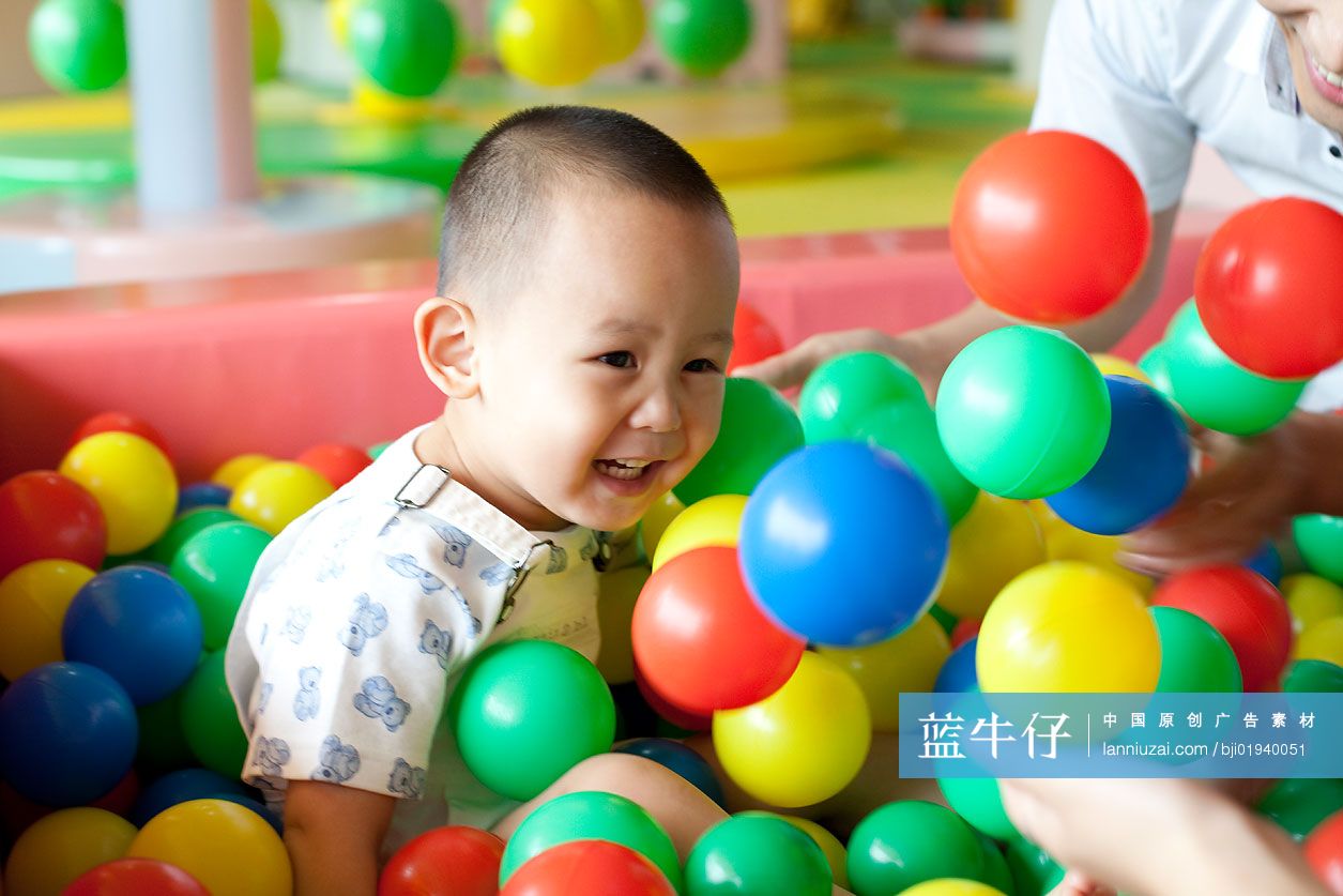 父子在亲子中心玩耍