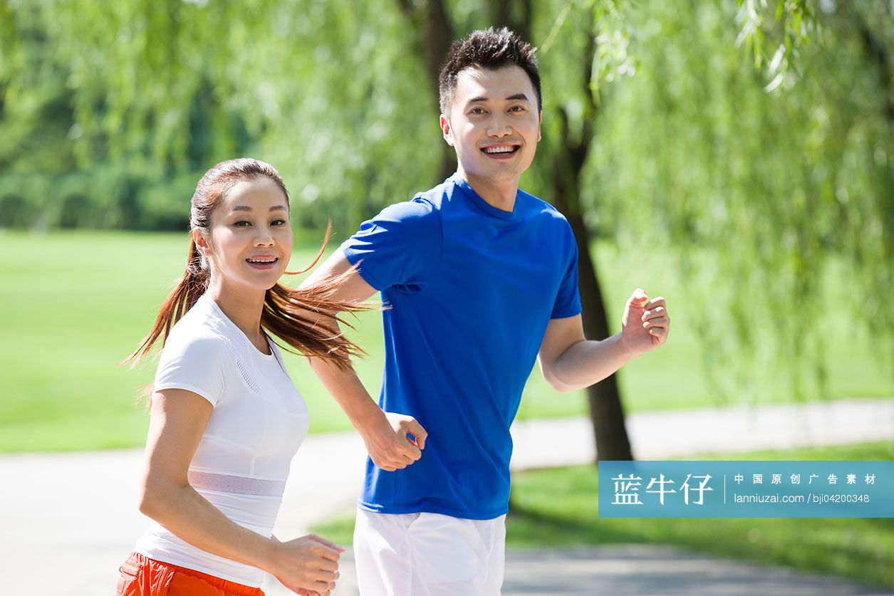 年轻情侣在公园慢跑健身