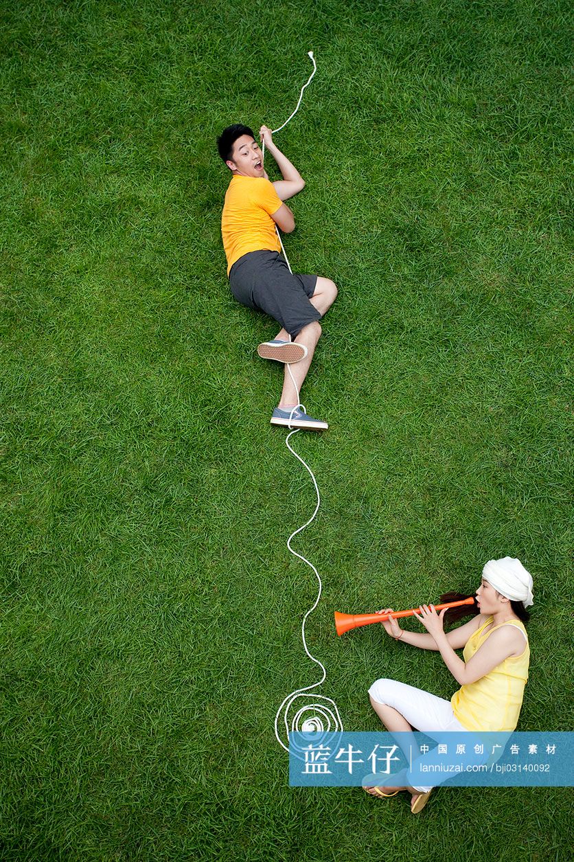 创意情侣在草地上模仿舞蛇