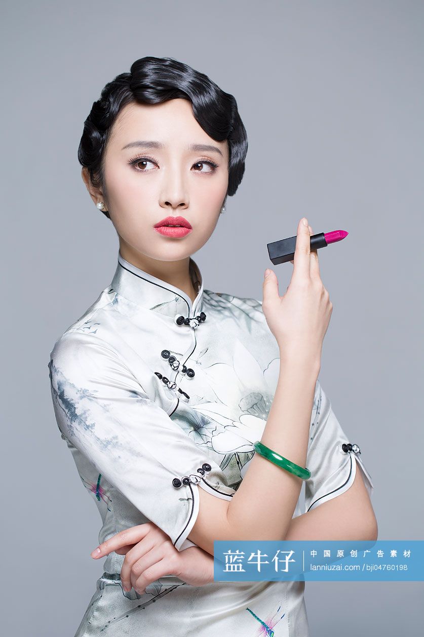 古典美女拿着一支口红