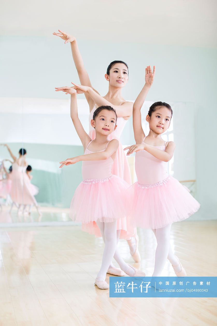 年轻舞蹈老师教小女孩们跳芭蕾