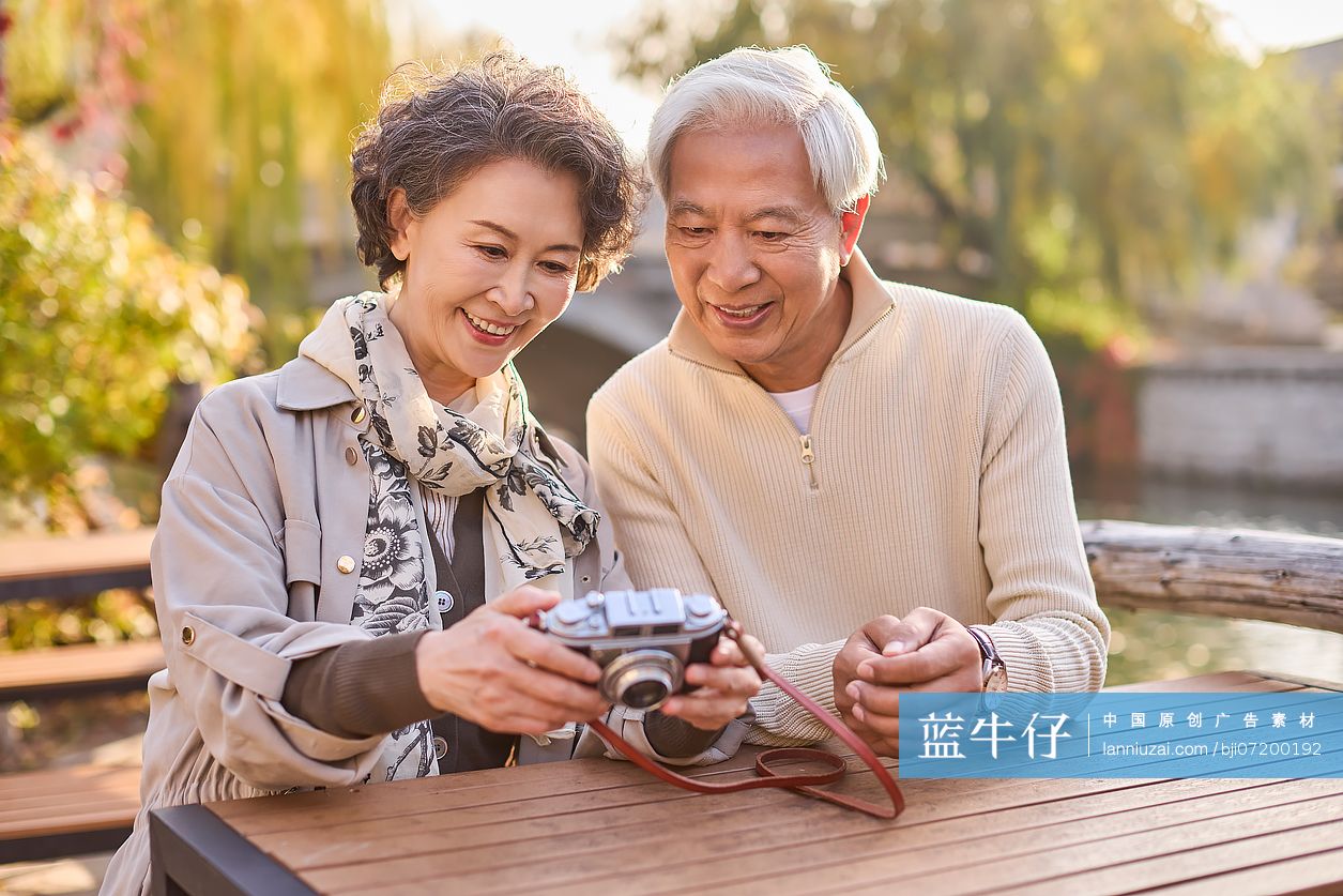 快乐的老年夫妇在古镇旅游