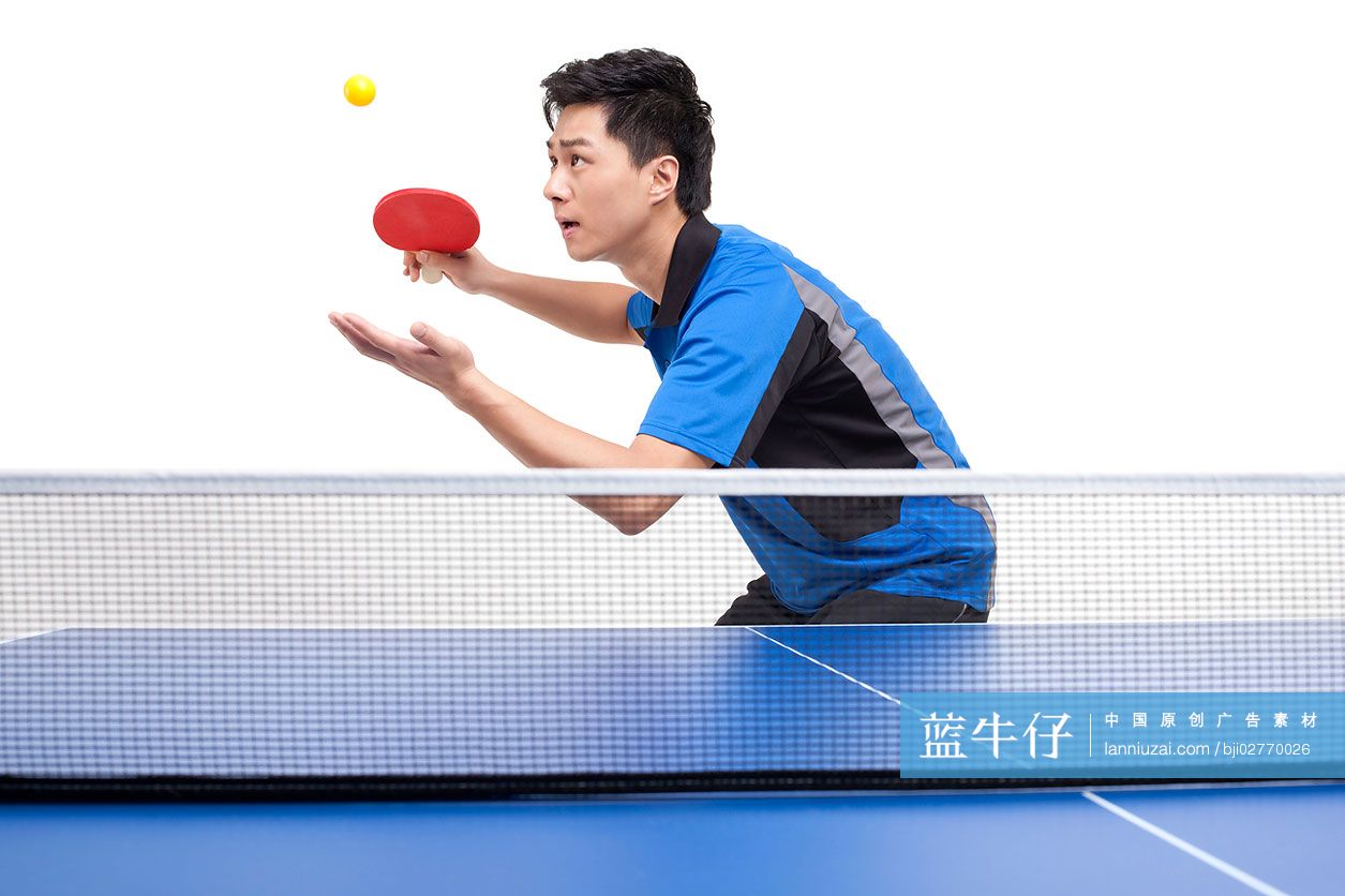 乒乓球运动员发球