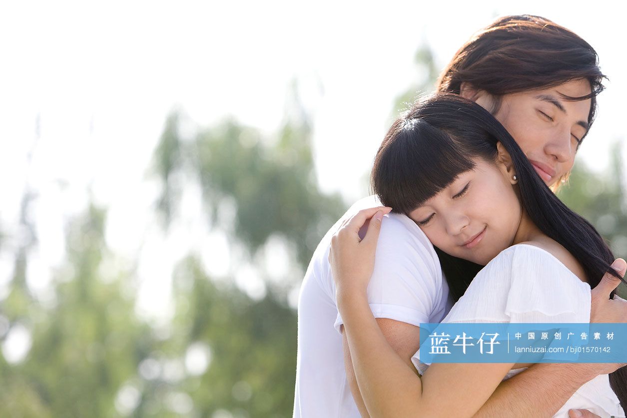 亲密相拥的情侣