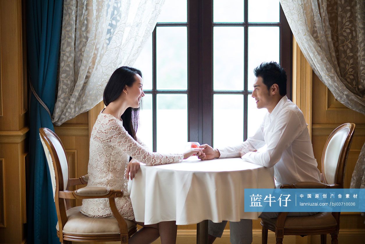 快乐的年轻情侣在餐厅约会-蓝牛仔影像-中国原创广告影像素材