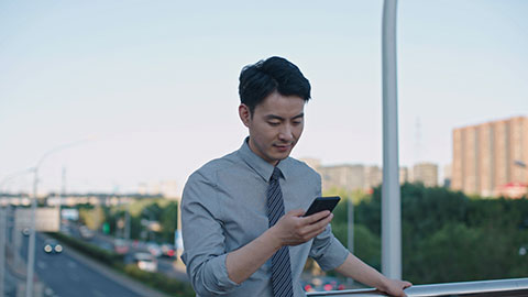 Young Chinese businessman using smart phone,4K