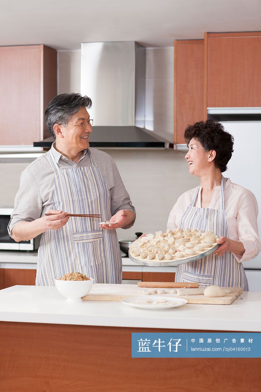 老年夫妇包饺子