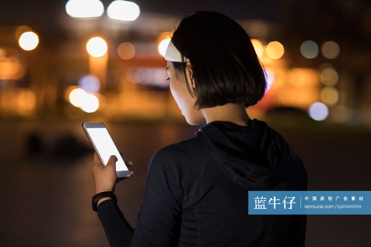 年轻女子使用手机