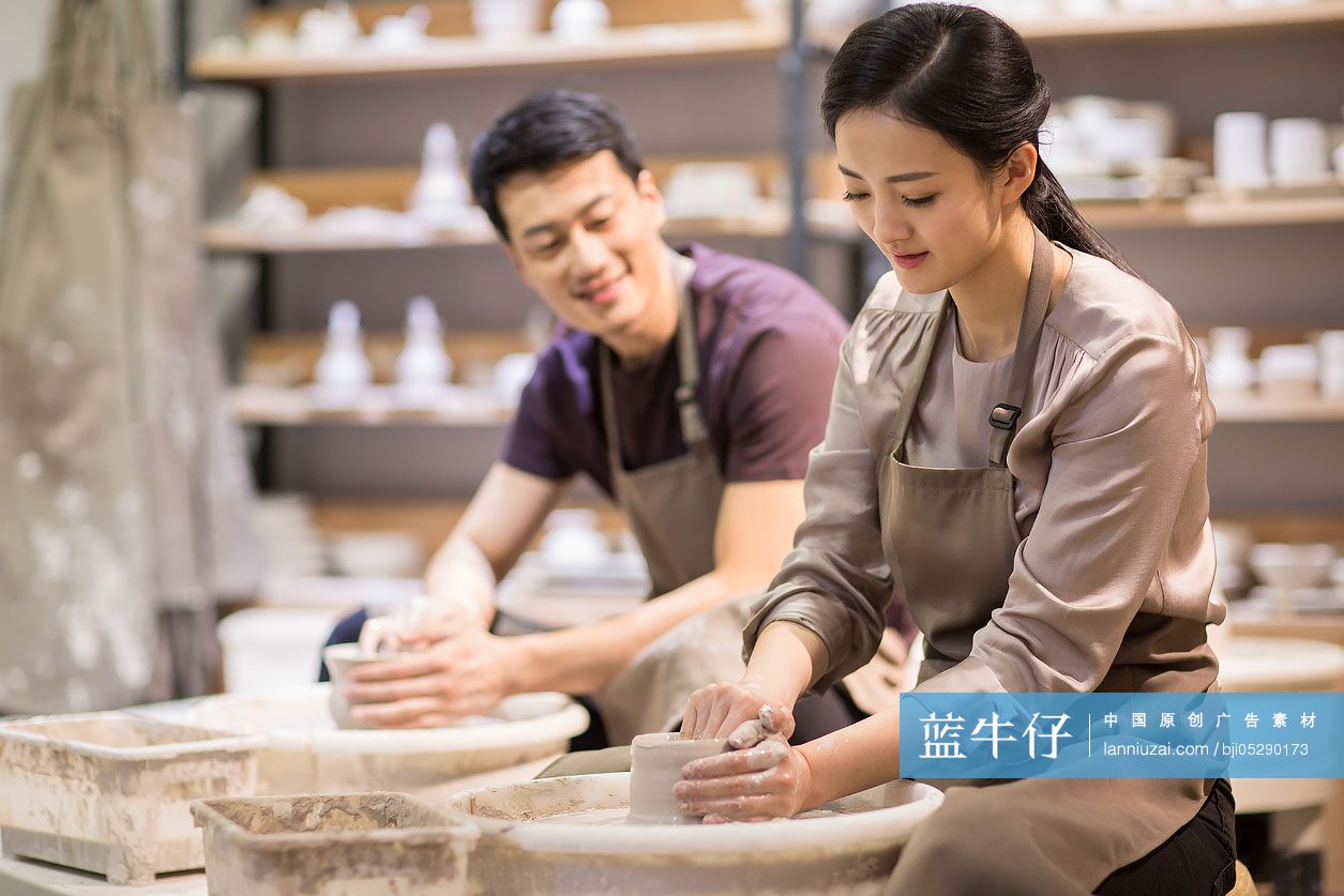 年轻女子手工制陶