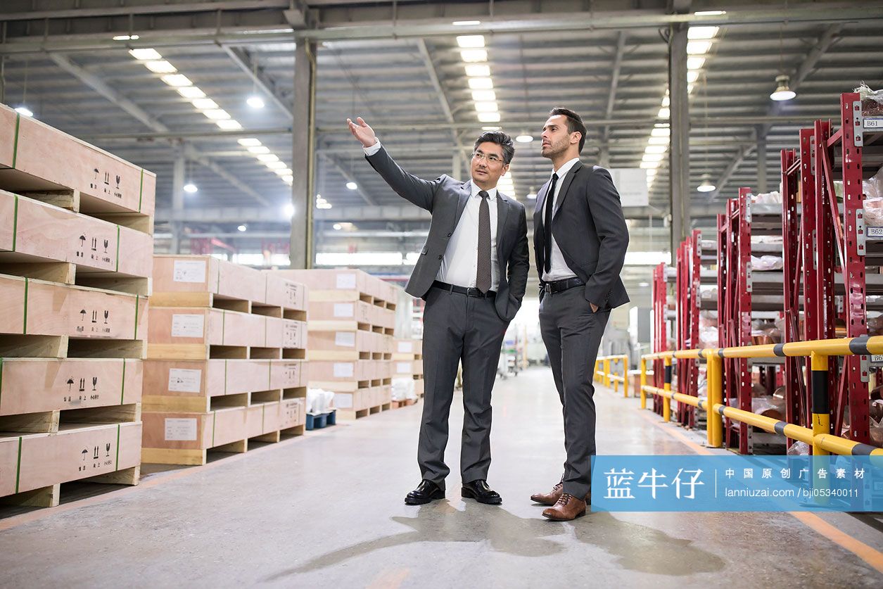 商务人士在工厂视察