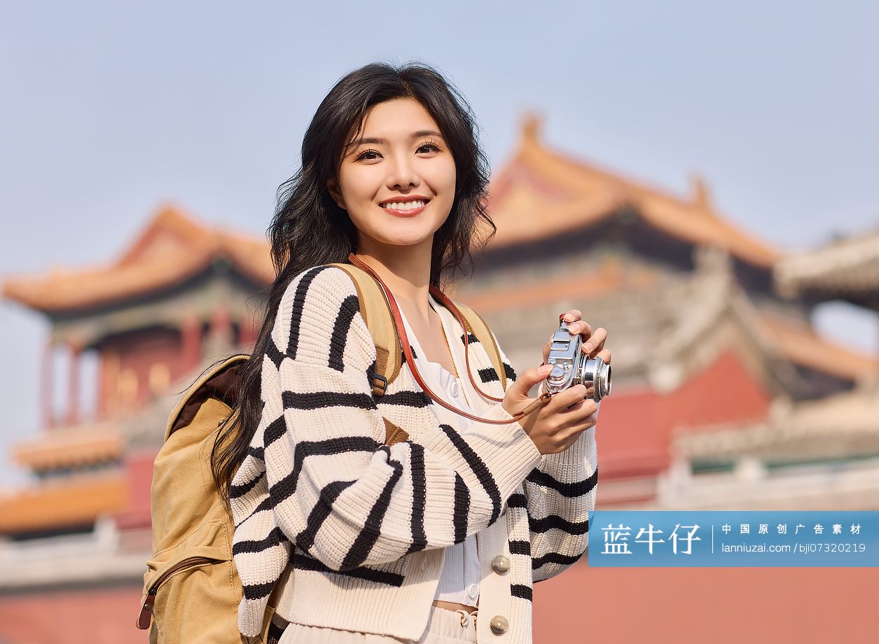 快乐的年轻女性在北京旅游