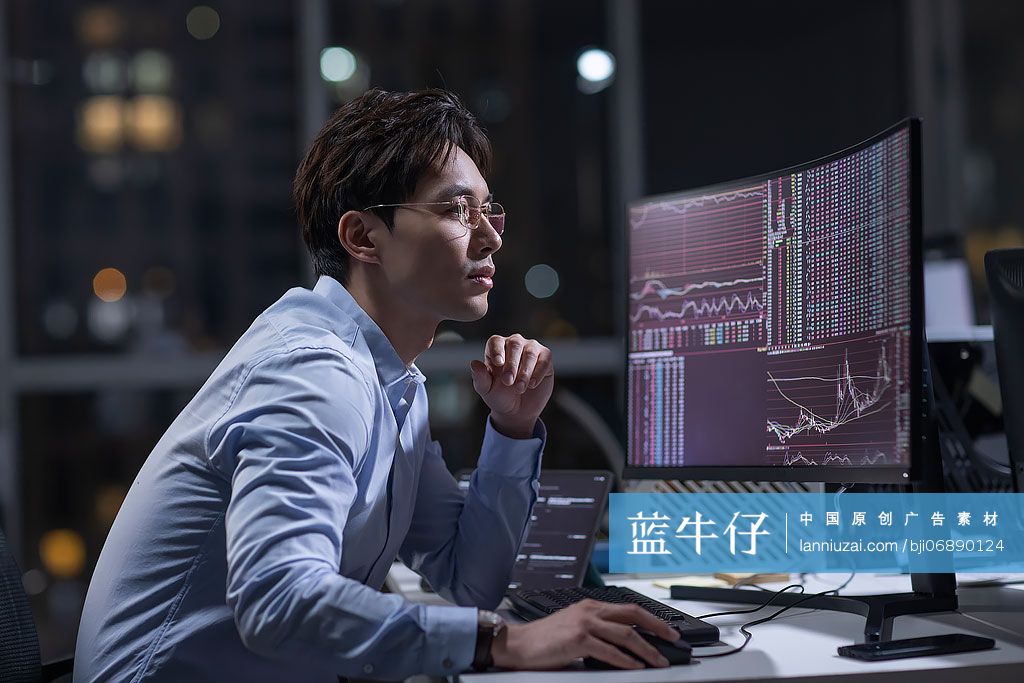 金融分析师在公司加班