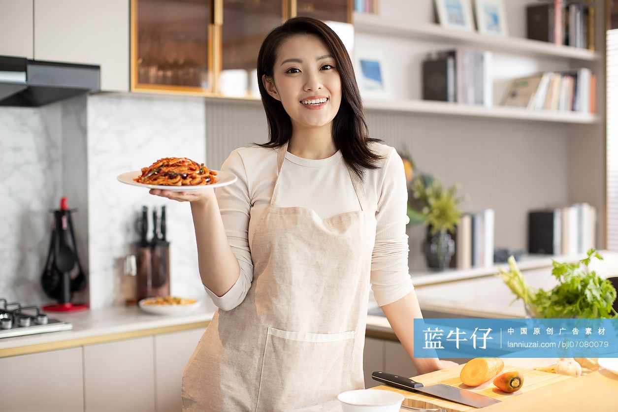 年轻女性居家做饭