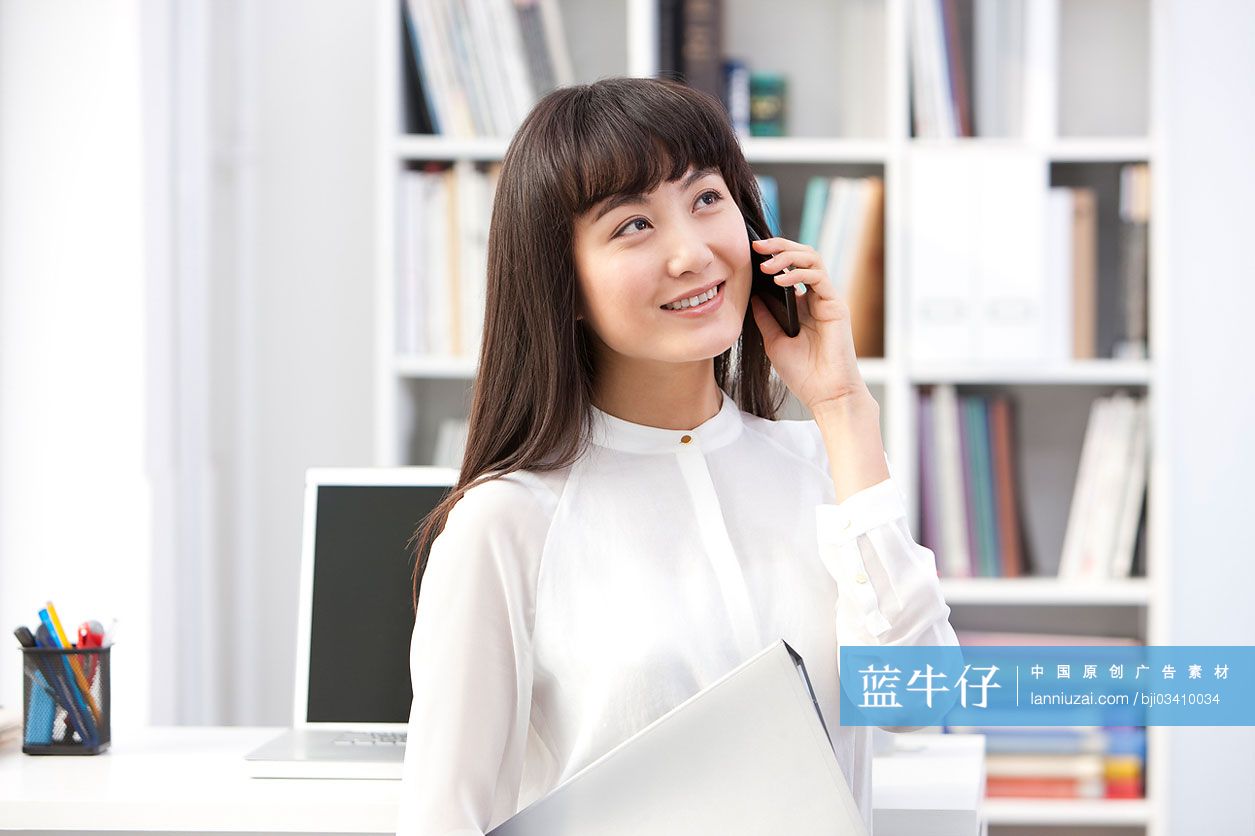 办公室女职员打电话