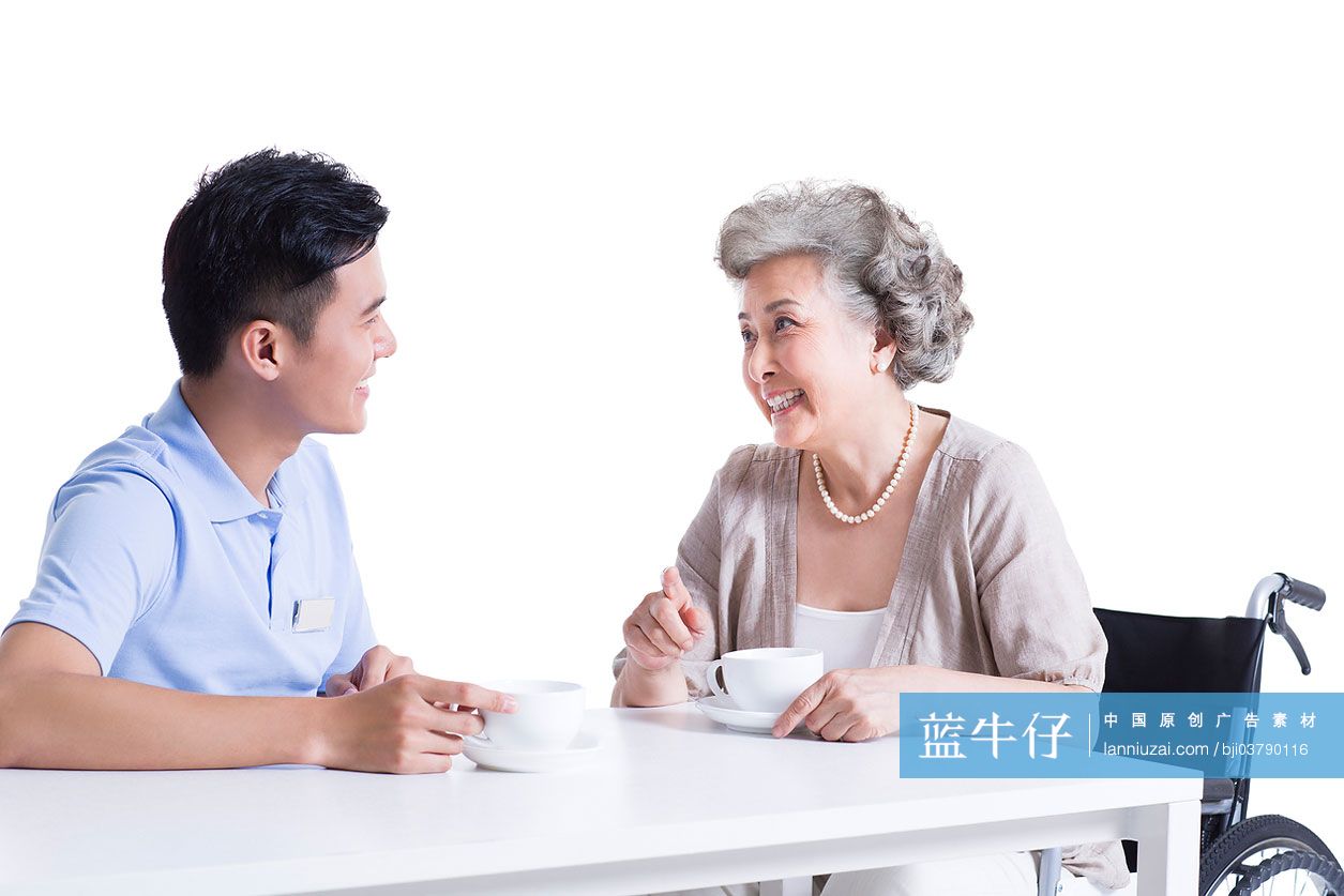 护工与老人喝咖啡聊天