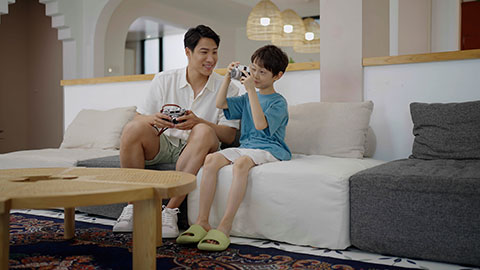 父子俩看旅行照片