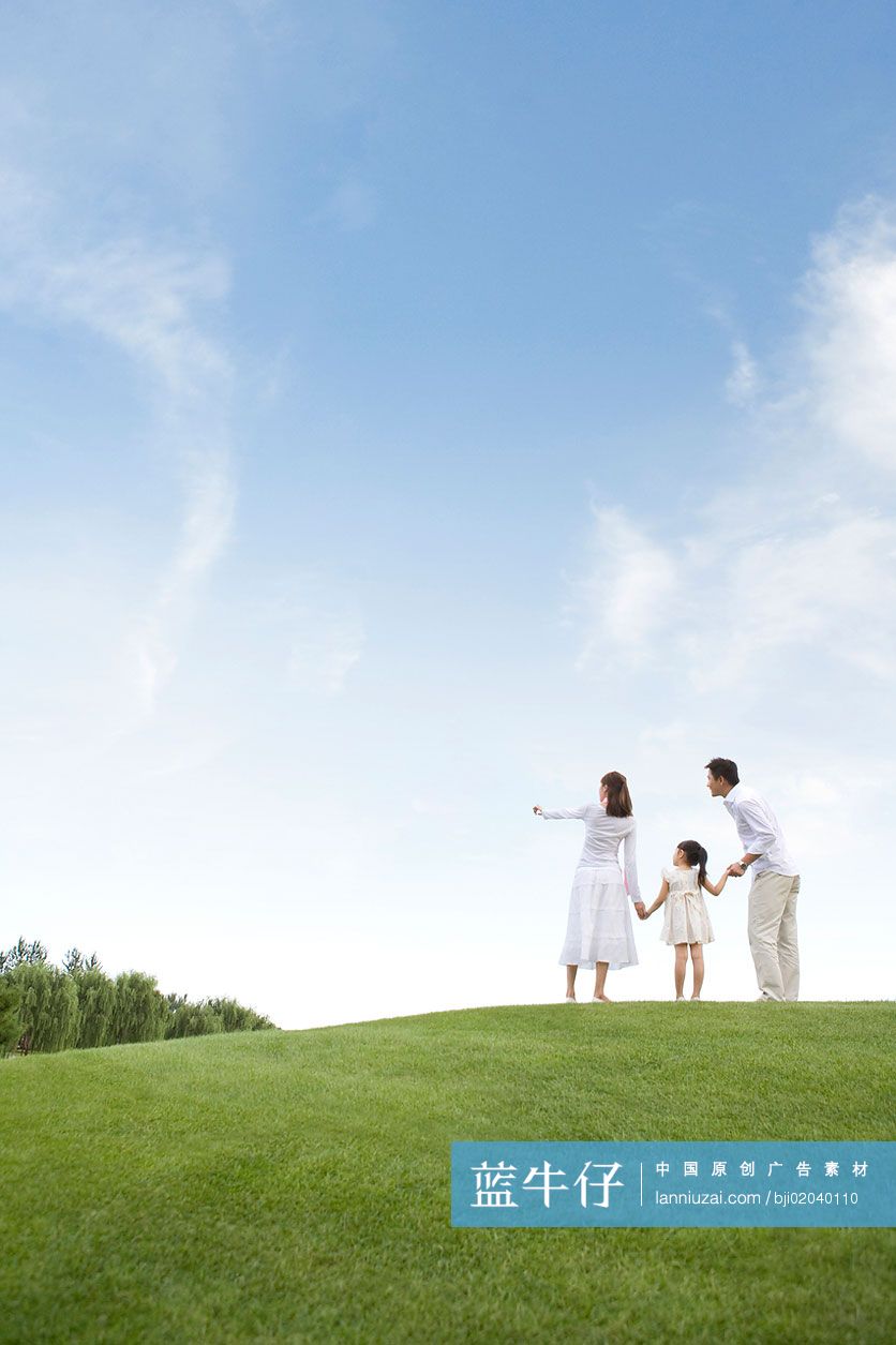一家三口在草地上