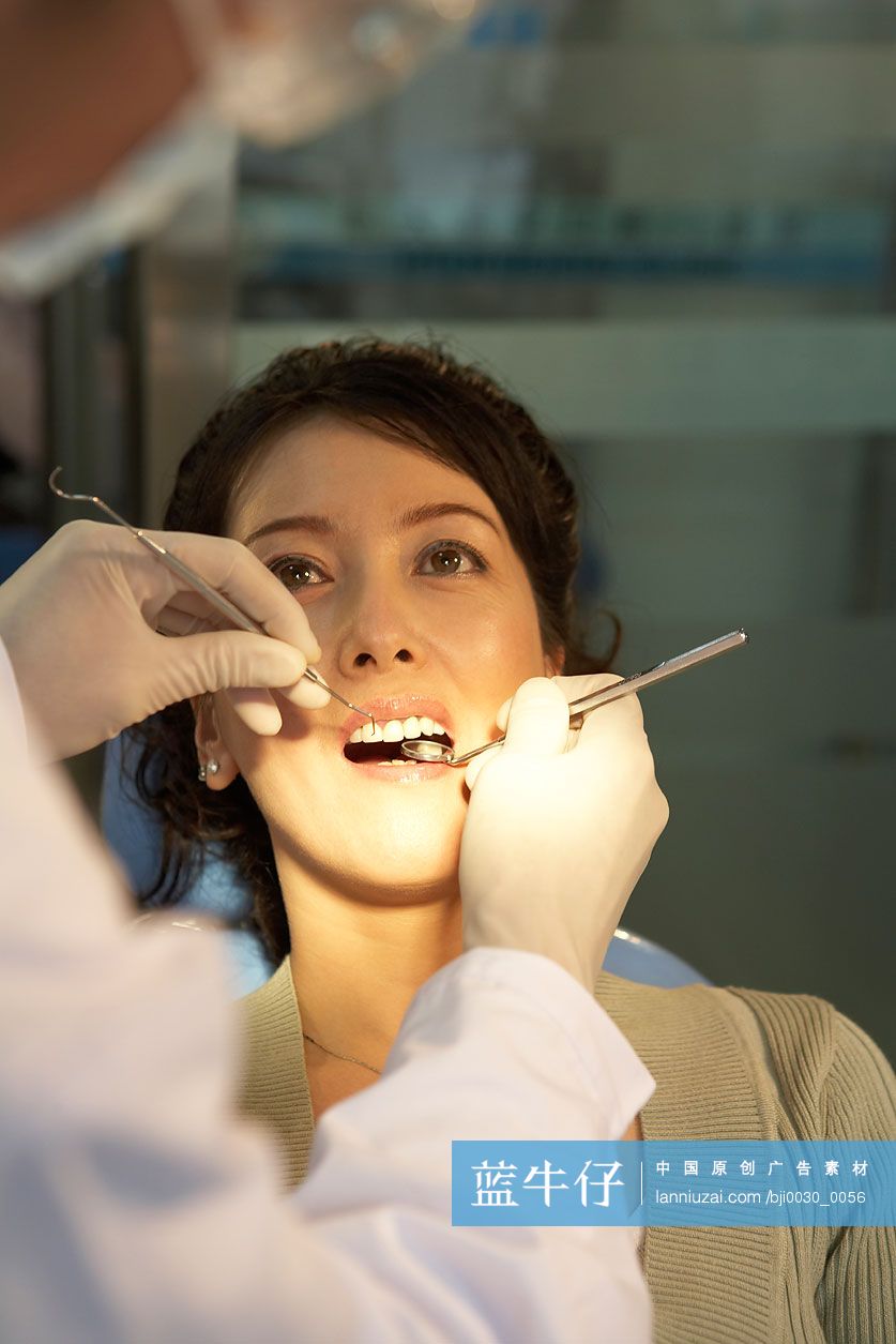 牙医为女士检查牙齿