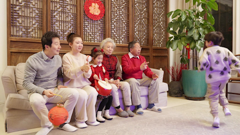 快乐家庭一起看电视