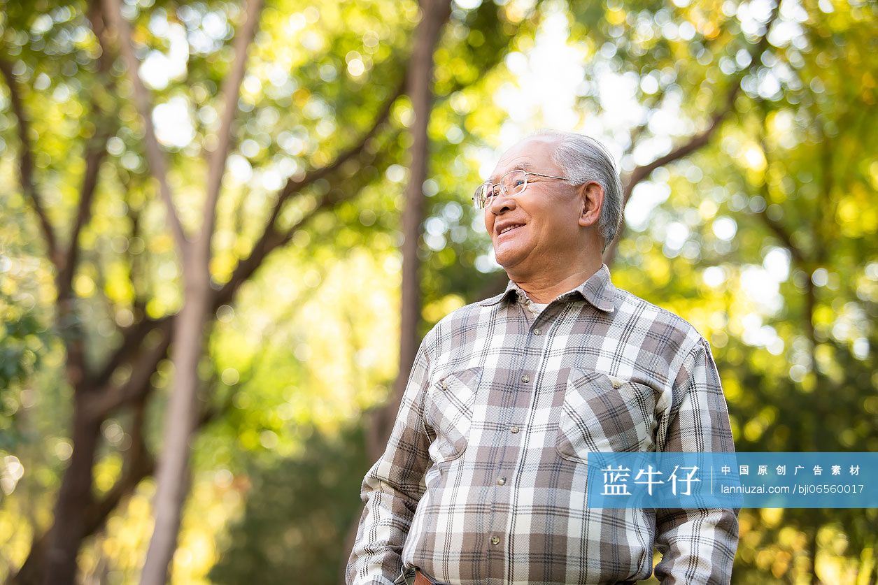 老年人在公园放松身心-蓝牛仔影像-中国原创广告影像素材