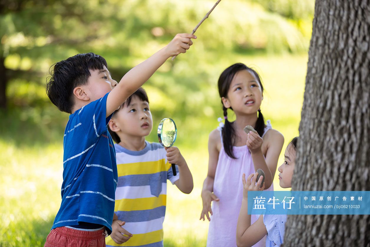 快乐的儿童在公园里玩耍