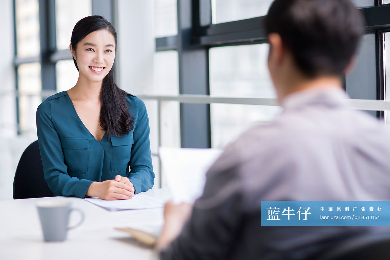 年轻女子参加工作面试