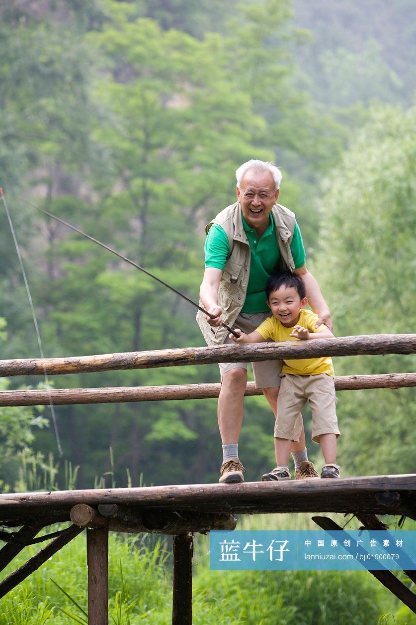 爷孙俩野外钓鱼