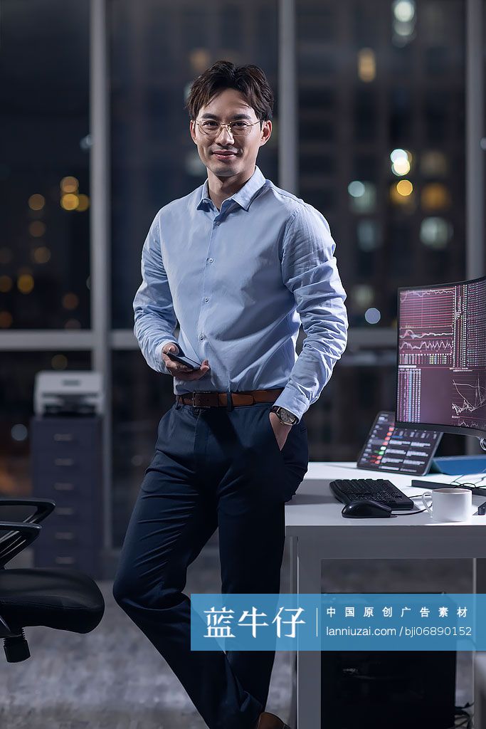 金融分析师在公司加班