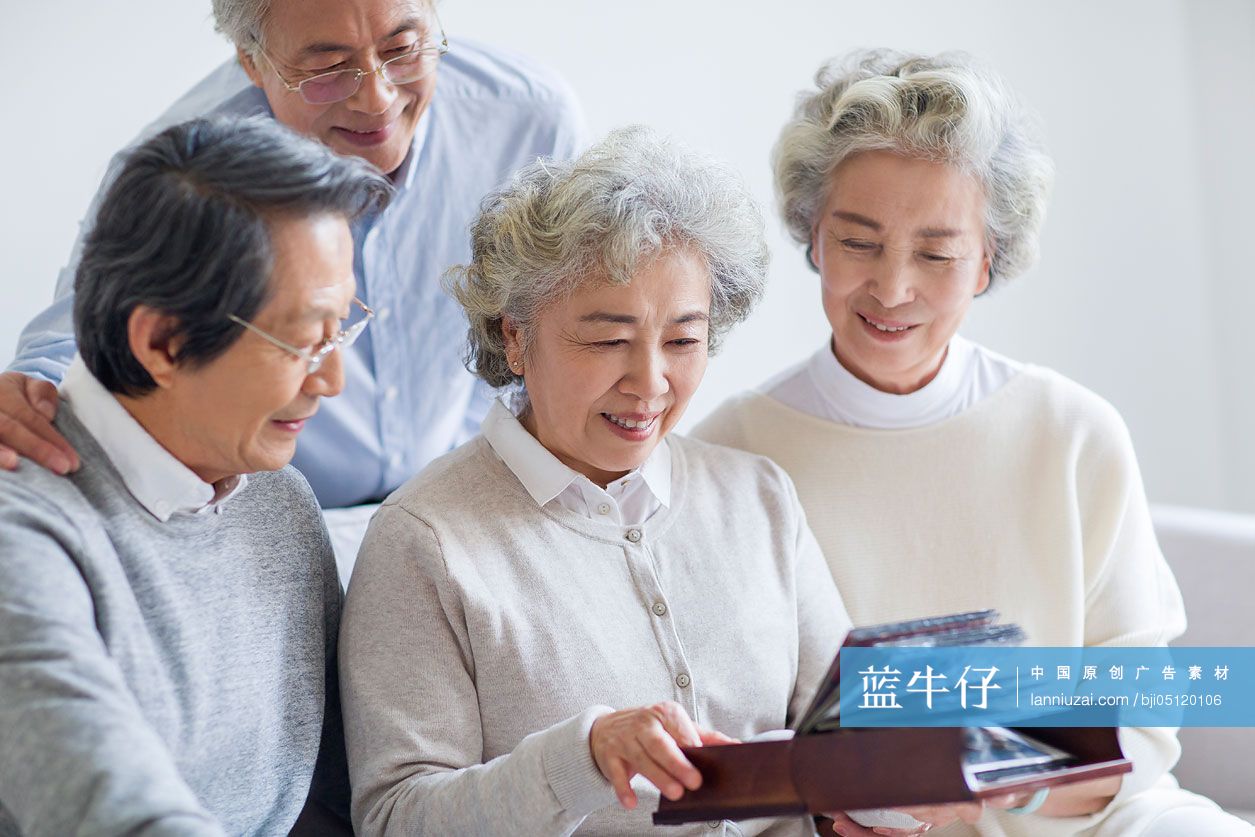 快乐的老年朋友看相册