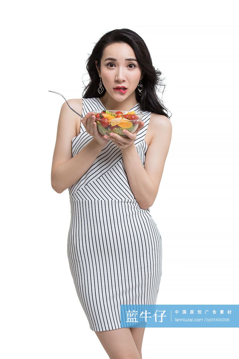 年轻时尚女性吃蔬菜沙拉