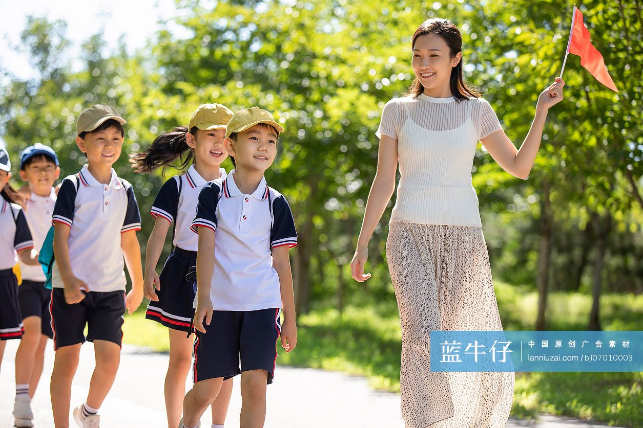 快乐的老师带领小学生春游
