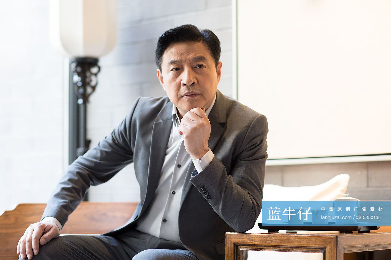 成功商务男子思考