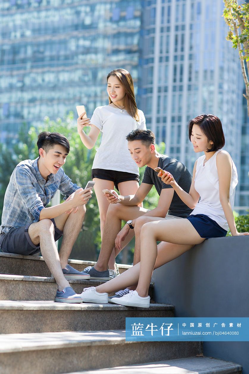 快乐的年轻人一起玩手机