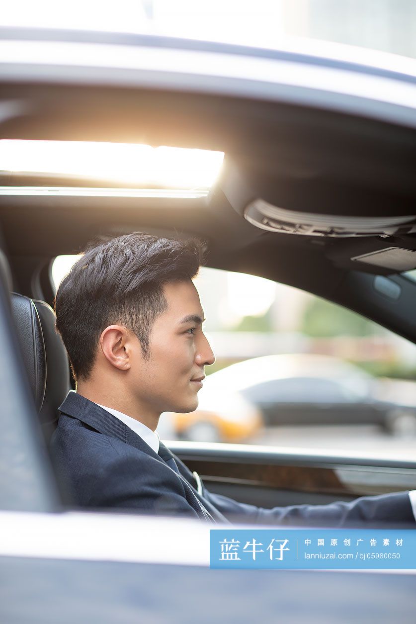 成功商务男士开车