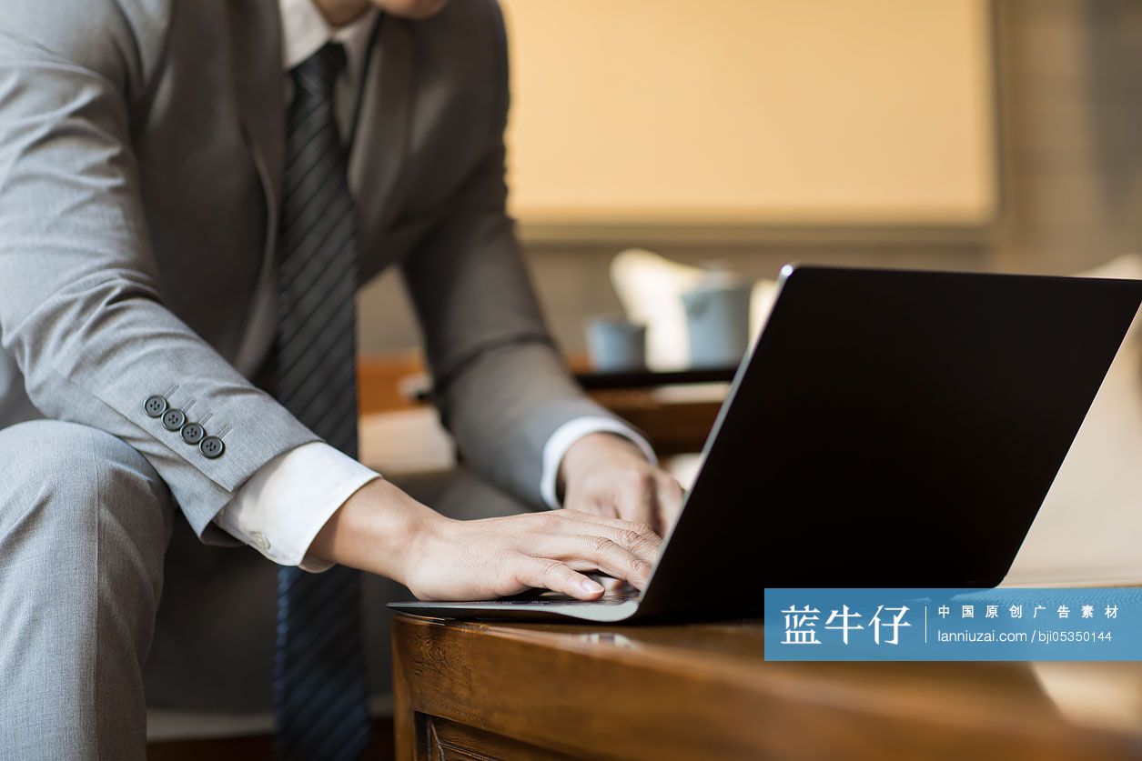 成功商务男子使用笔记本电脑