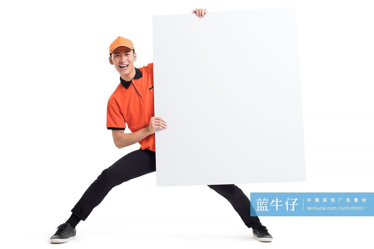 年轻的披萨送餐员展示白板