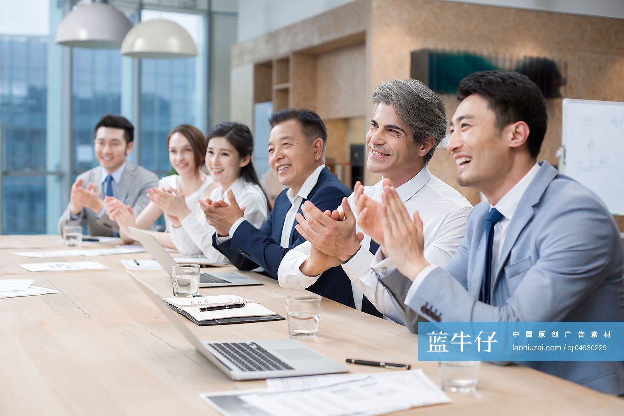 商务人士在会议室开会